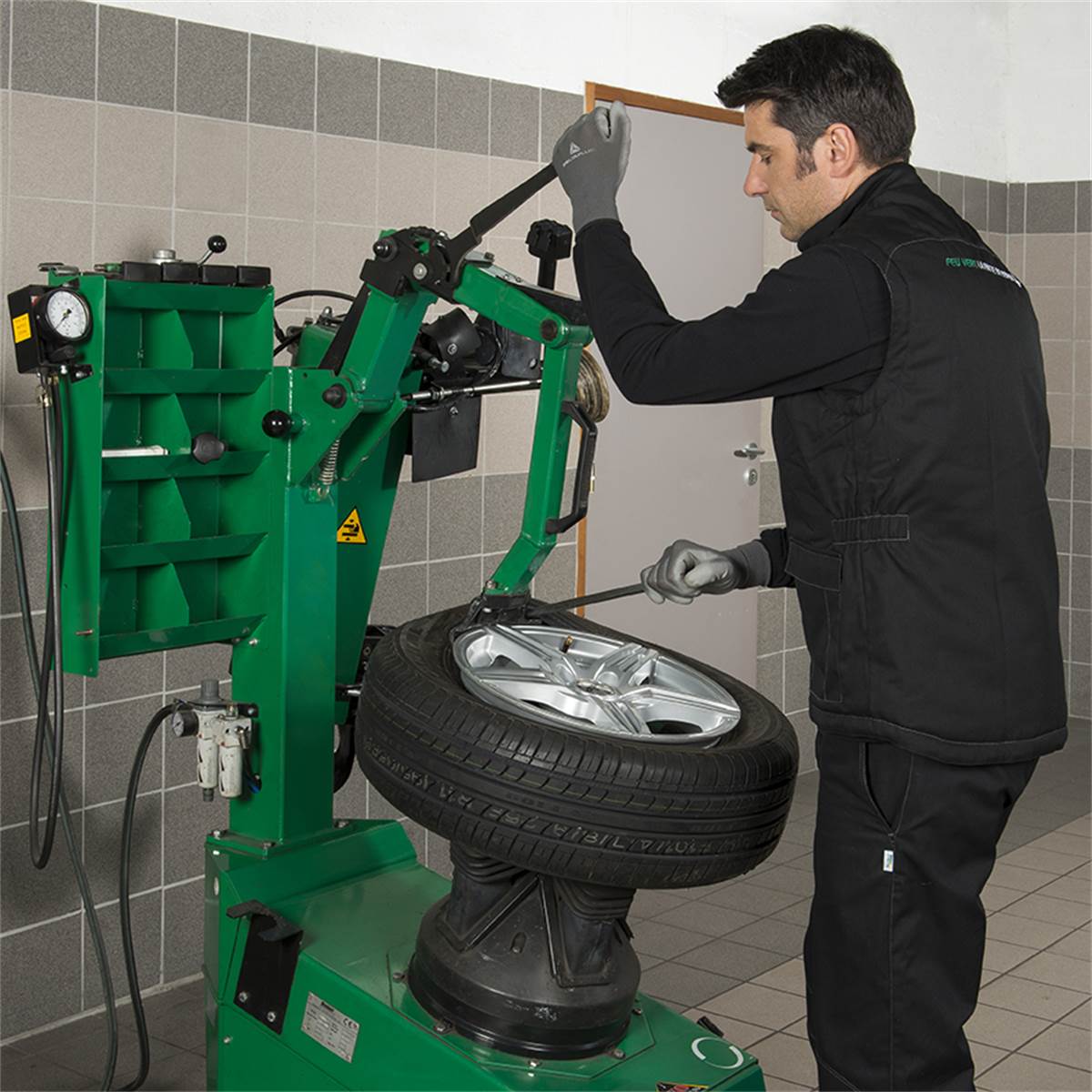 Forfait montage pneu (montage, équilibrage, remplacement valve) de diamètre 20 pouces ou plus.